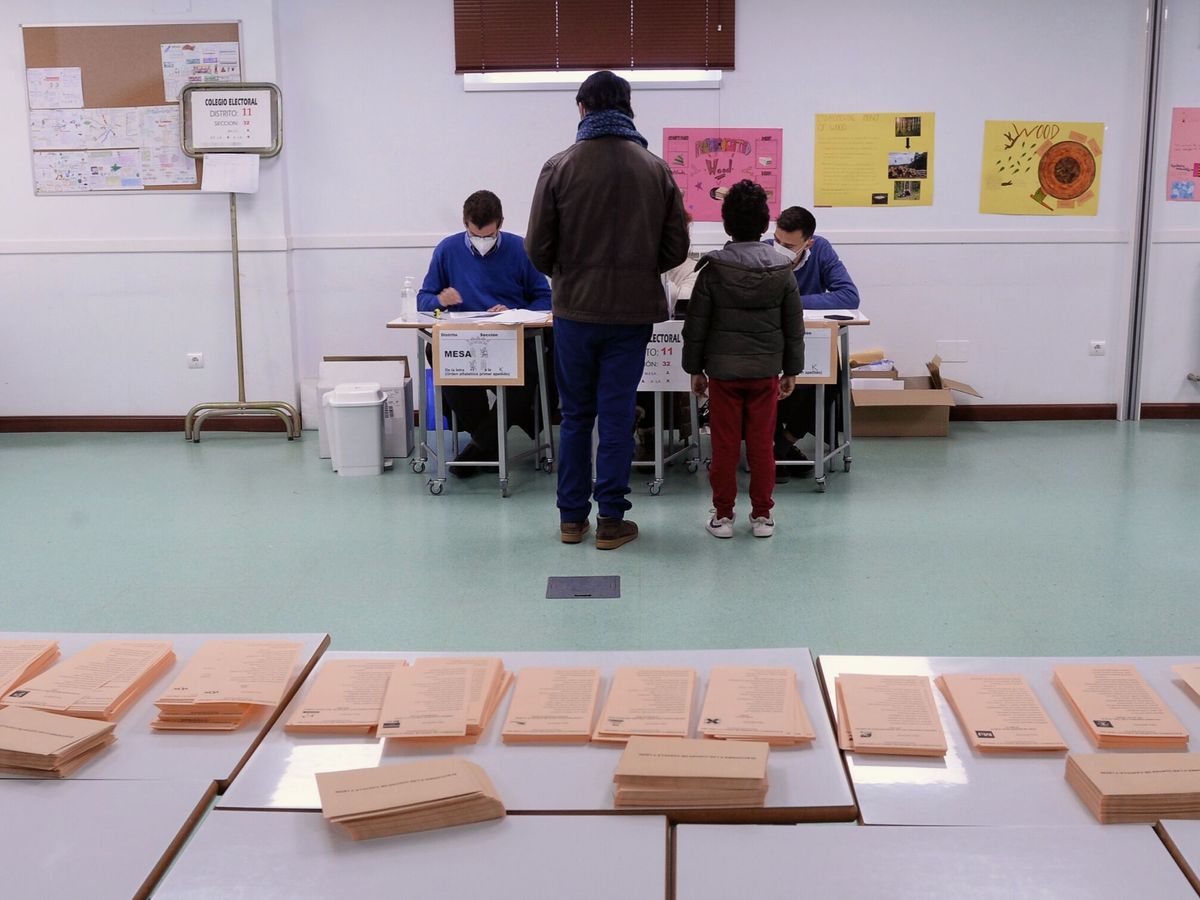 Foto: Vista de un colegio electoral en Valladolid. (EFE/Nacho Gallego)