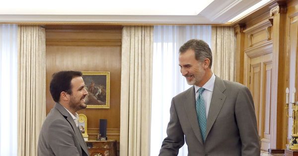 Foto: Felipe VI y Alberto Garzón. (EFE) 