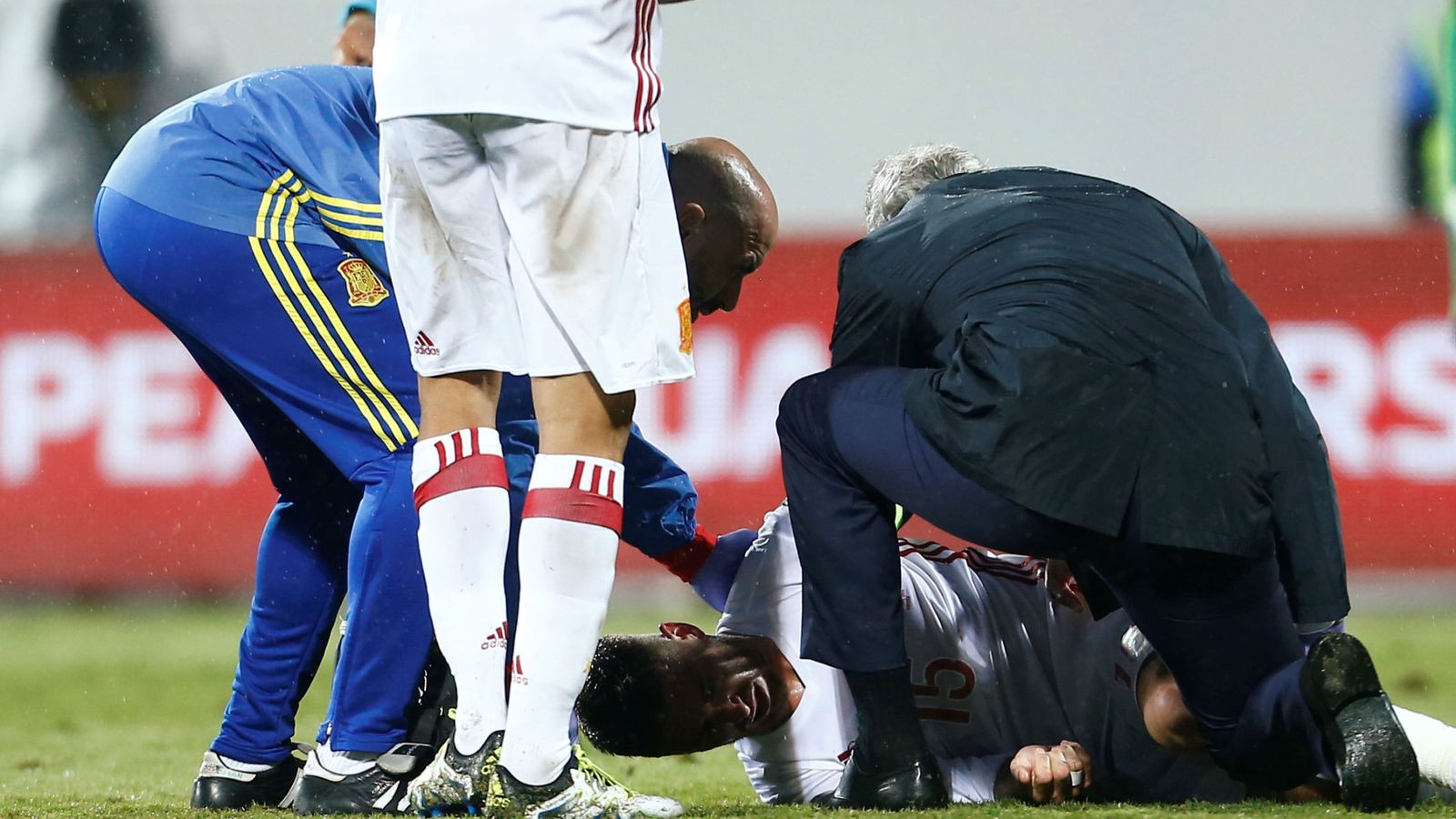 Foto: Sergio Ramos, tras caer lesionado durante el Albania-España disputado en Shkoder. (Reuters)