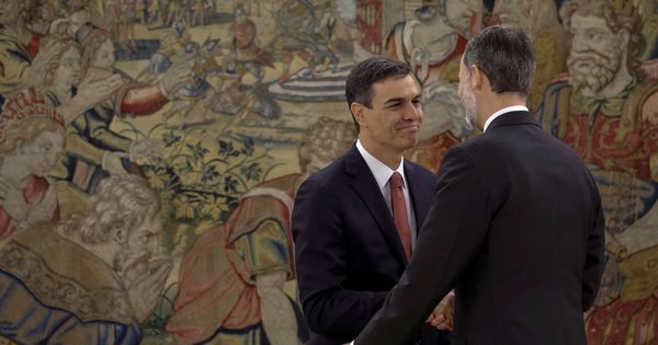 Foto: El nuevo presidente del Gobierno, Pedro Sánchez, saluda al Rey. (EFE)