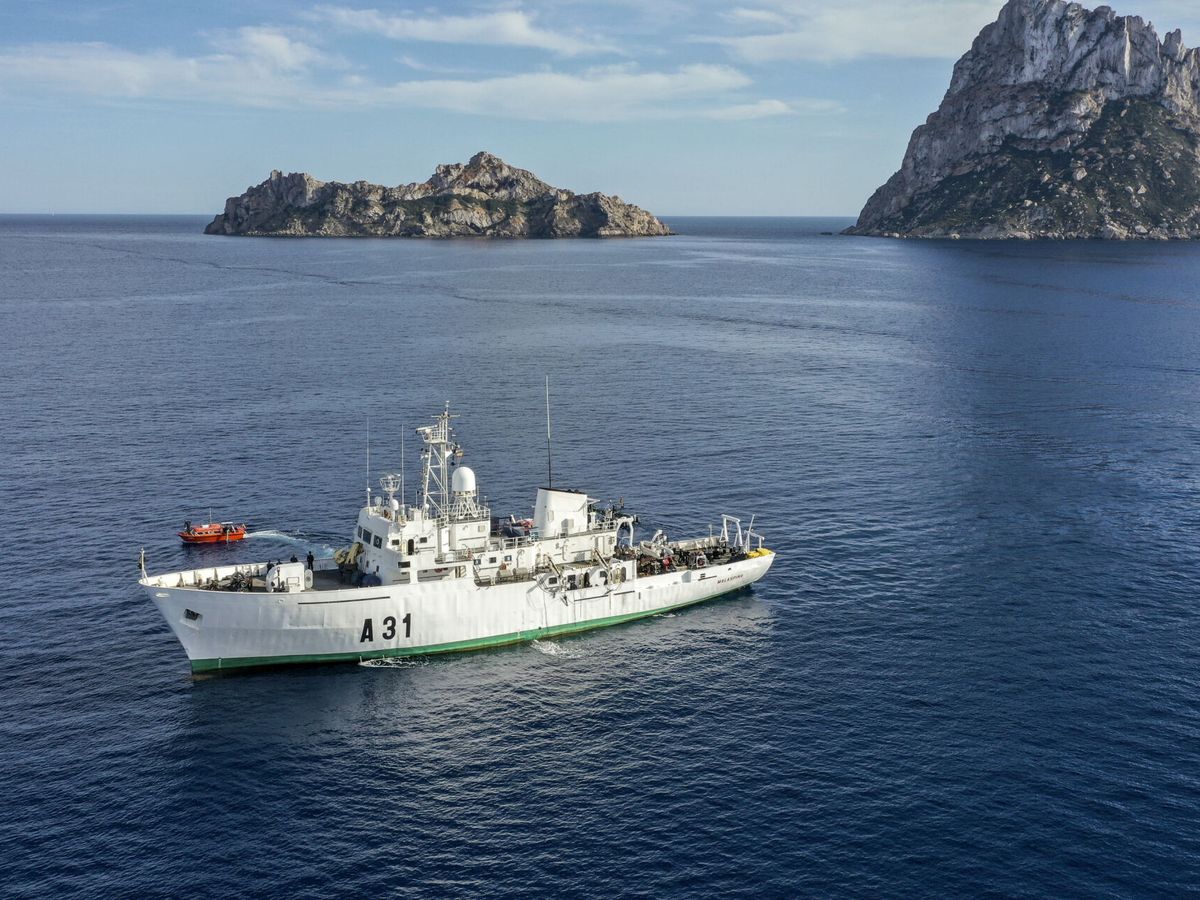 Foto: Buque hidrográfico militar Malaspina, encallado en Ibiza. (EFE/Sergio G. Cañizares)