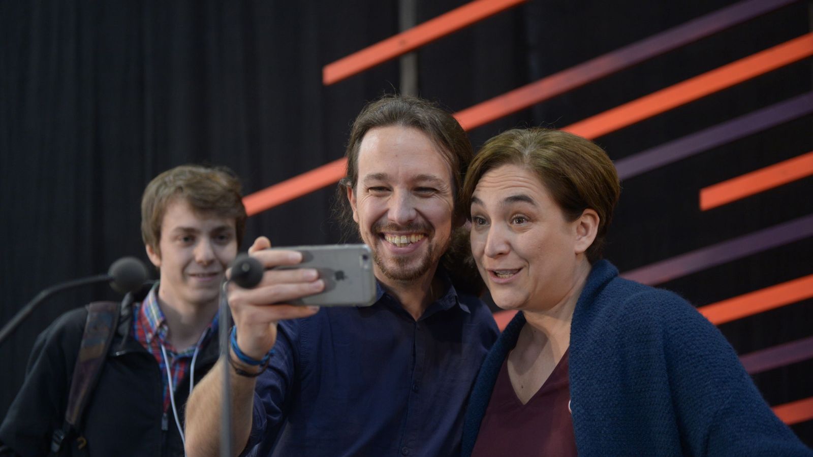 Foto: Ada Colau y Pablo Iglesias haciéndose un selfie en un mitin de campaña (Gtres)
