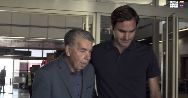 Foto: Manolo Santana y Roger Federer este viernes en el aeropuerto. (Mutua Madrid Open)