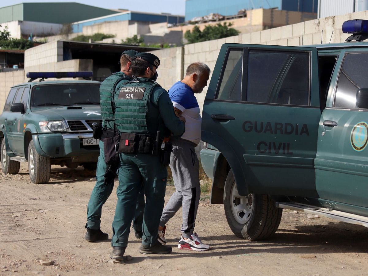 Foto: Agentes de la Guardia Civil trasladan a una persona detenida en una operación contra el tráfico internacional de hachís, en una imagen de archivo. (EFE/MC.I.C.)