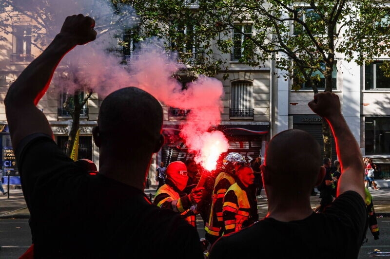 Foto de Queman un instituto en la tercera jornada de protestas de estudiantes en Francia