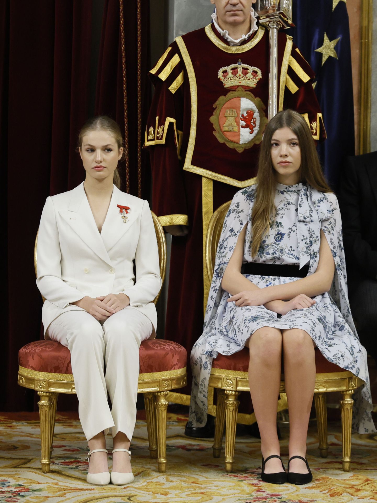La princesa Leonor en la ceremonia de jura de la Constitución junto a su hermana Sofía. (EFE/Ballesteros) 