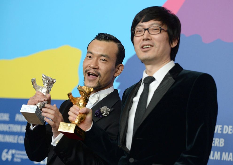 Foto: El director chino Yinan Diao con el Oso de oro a la Mejor película, y el actor chino Fan Liao con el Oso de plata al Mejor actor por 'Black Coal, Thin Ice&