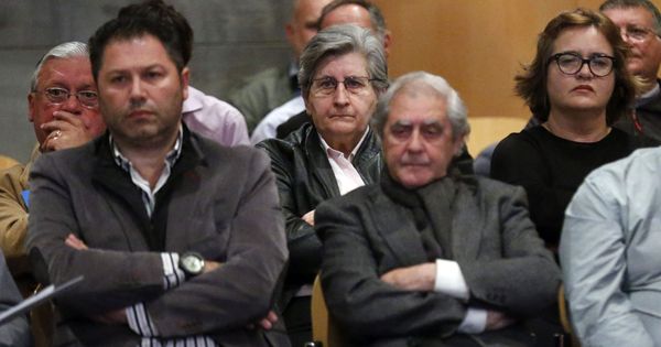 Foto: Los principales involucrados del caso Marea, durante el juicio. En el centro, los dos altos cargos de la Consejería de Educación, María Jesús Otero y José Luis Iglesias Riopedre. (EFE)