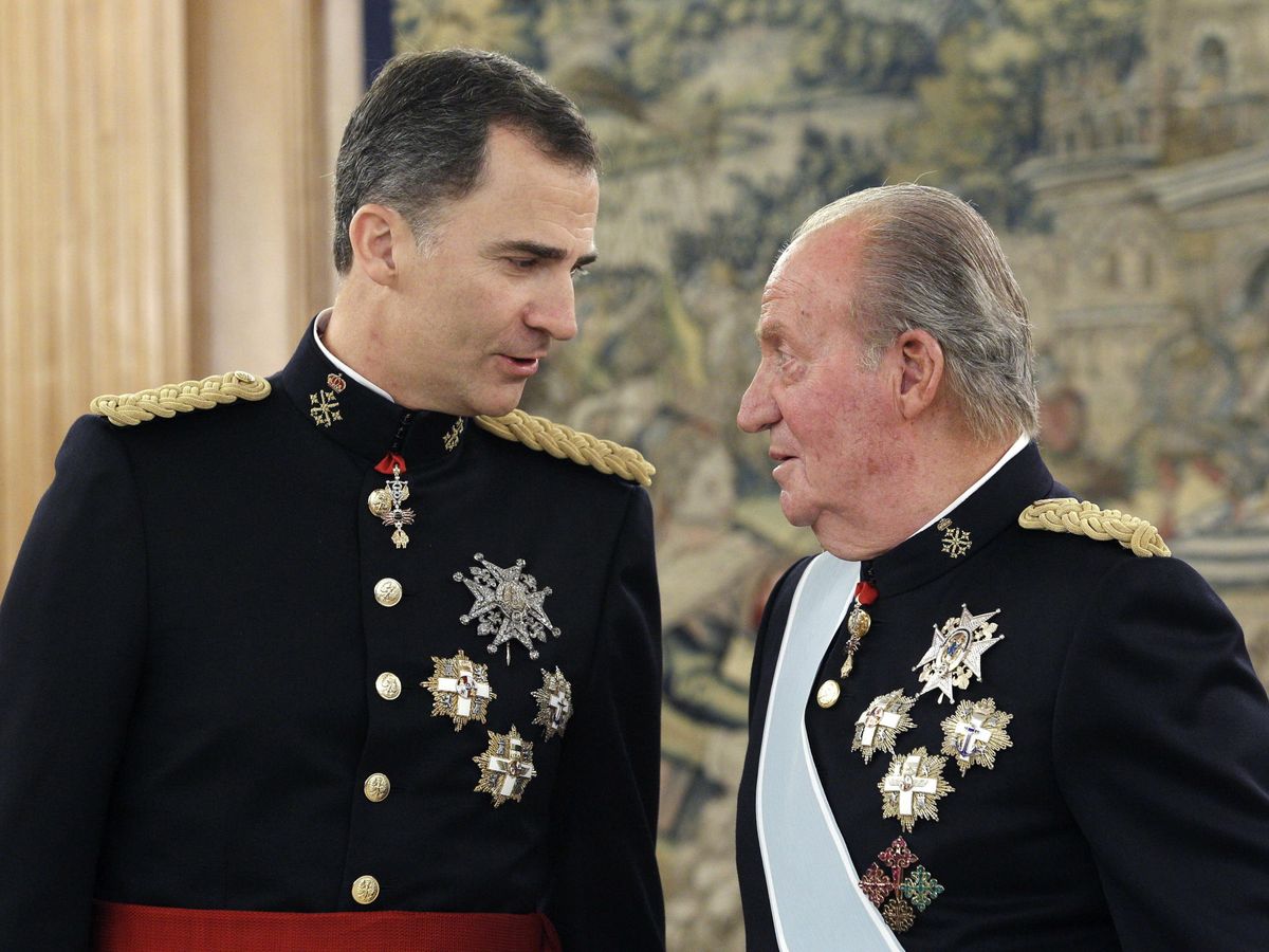 Foto: El rey emérito y el rey Felipe VI, en 2014, en el palacio de la Zarzuela. (EFE)