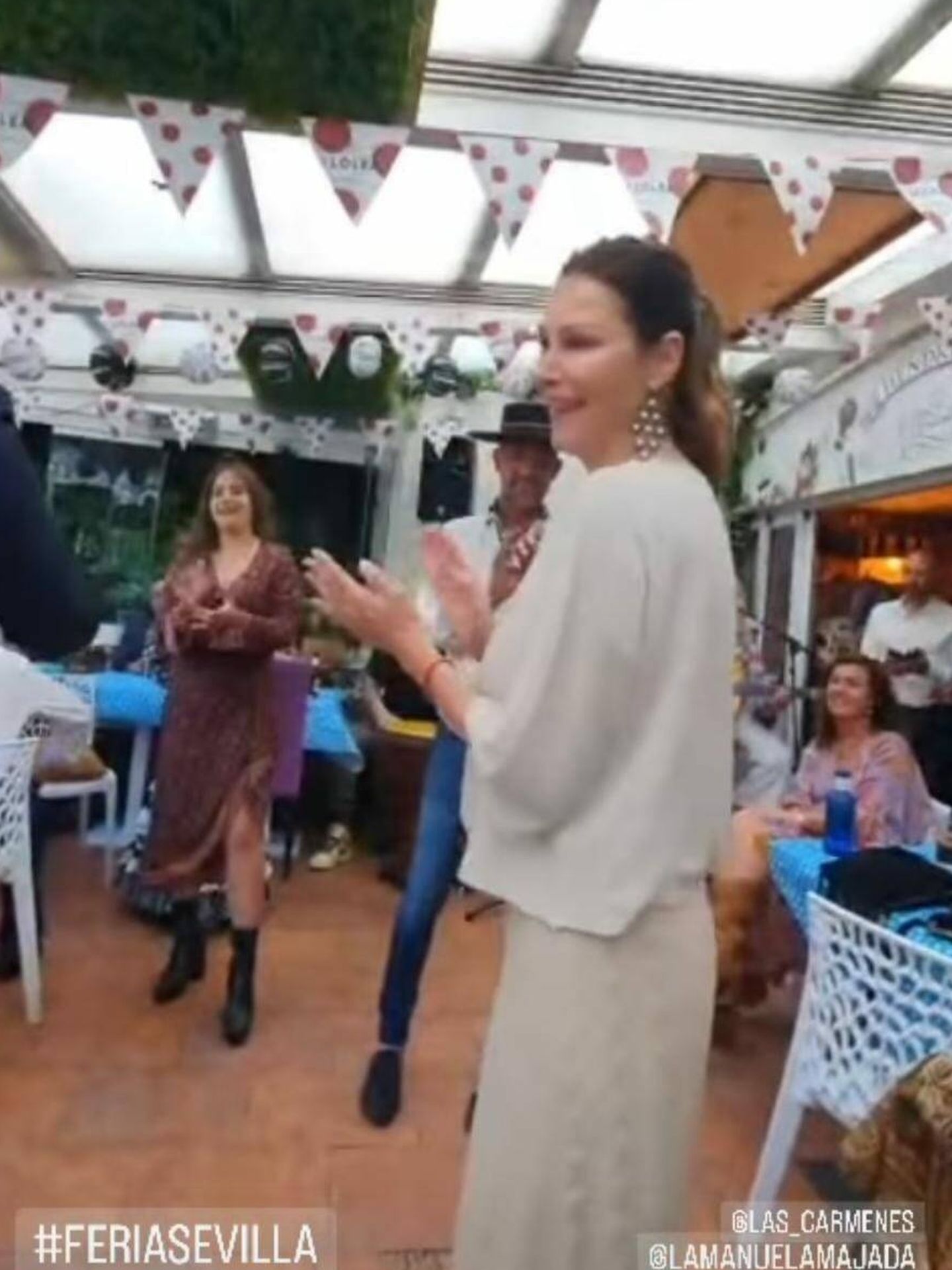 Esther Doña bailando sevillanas en un local madrileño. (Instagram/@estherdona_oficial)
