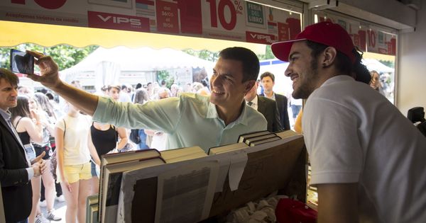 Foto: El secretario general del PSOE, Pedro Sánchez (i), se fotografía durante su visita a la Feria del Libro de Madrid. (EFE)