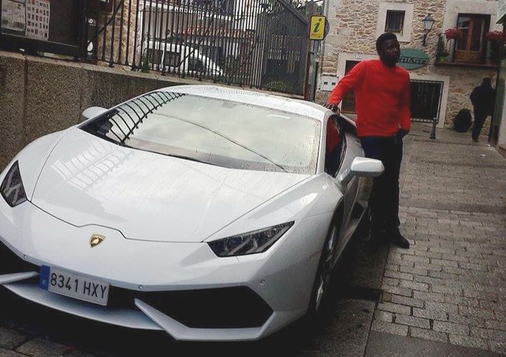 Foto: Adjaba, un camerunés que reside en Madrid, se fotografía ante un Lamborghini.