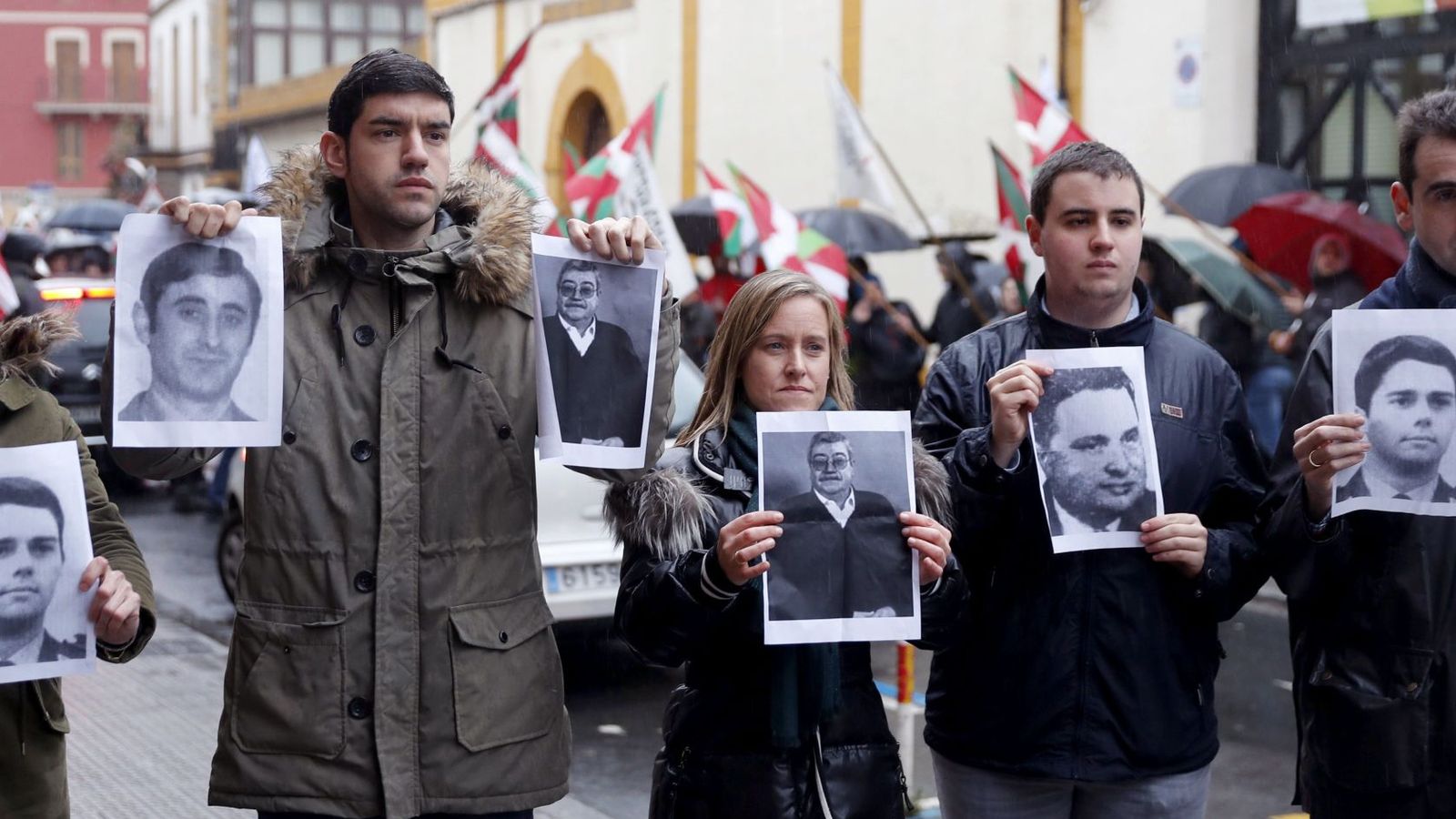 Foto: El PP protesta con fotos de vÍctimas frente al homenaje dispensado en Durango a Zunbeltz Larrea. (EFE)