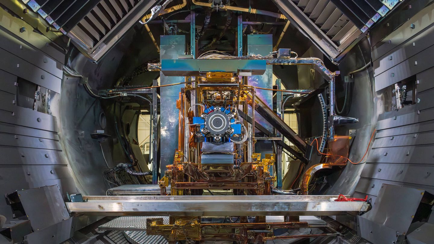 El túnel de pruebas donde se ha certificado el nuevo motor de iones, en el centro de la fotografía. (NASA)