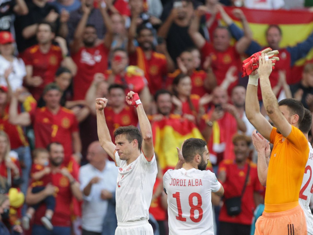 Foto: Azpilicueta celebra el pase de España a cuartos de final. (Reuters)