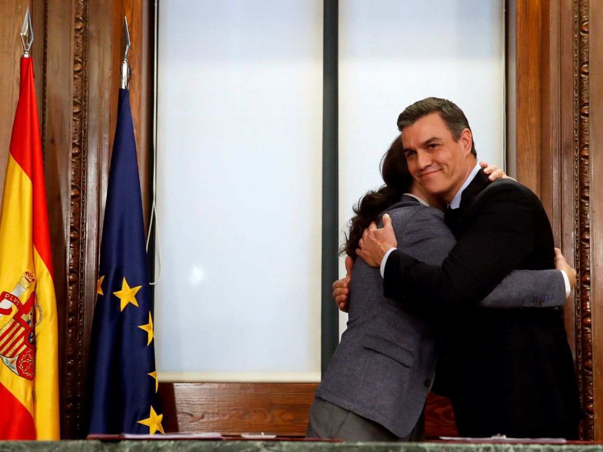 Foto: Pedro Sánchez y Pablo Iglesias se abrazan tras firmar su acuerdo programático de coalición, este 30 de diciembre en el Congreso. (EFE)