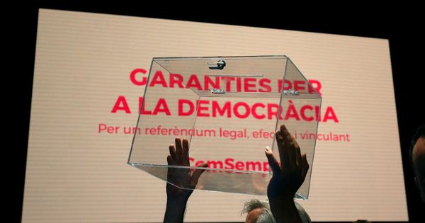Foto: Un hombre levanta una urna electoral en el acto 'Garanties per a la democràcia', que se celebró este martes para presentar la ley del referéndum. (Reuters)