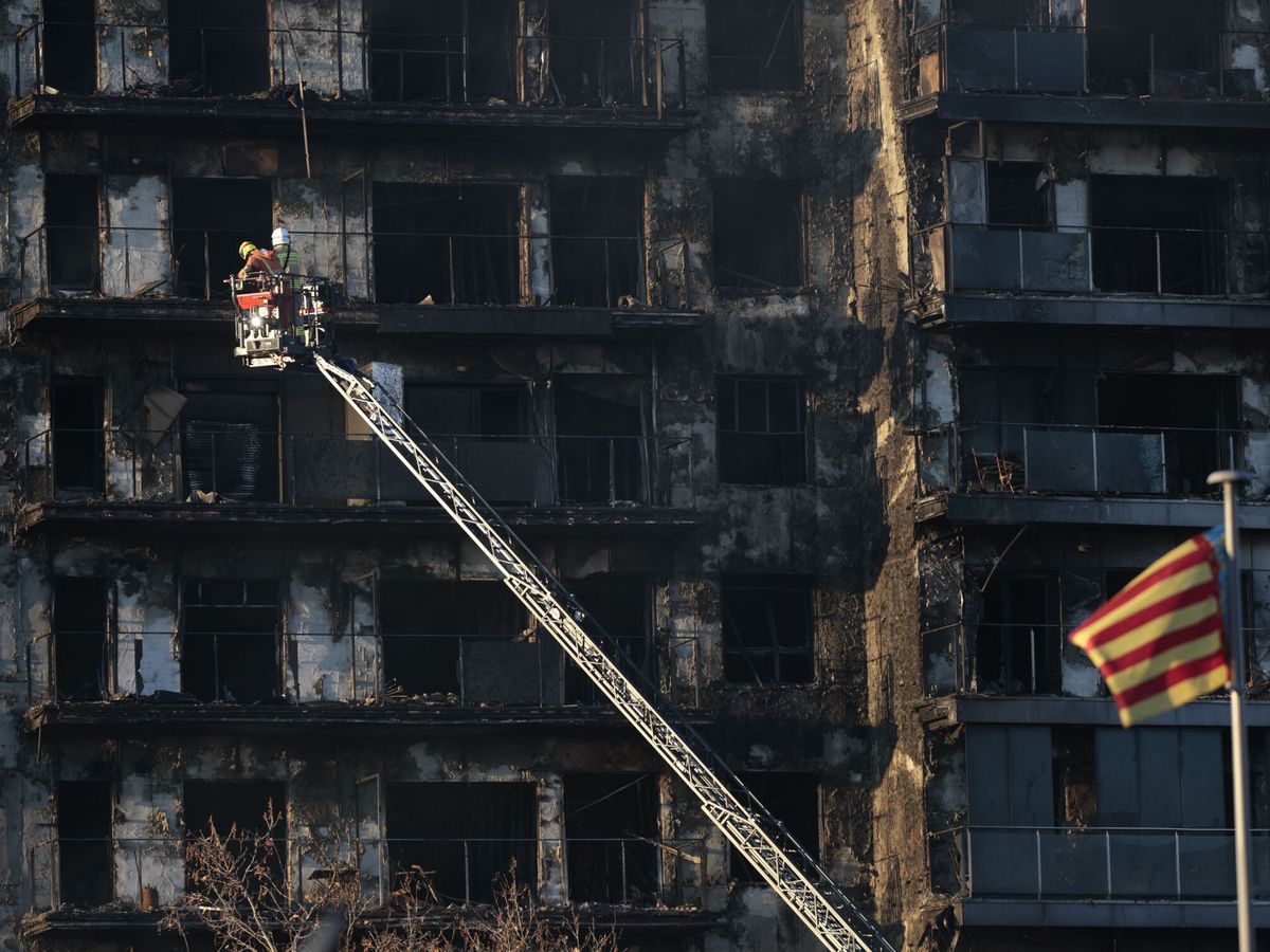 Foto: Los bomberos continúan trabajando en el devastador incendio en un edificio de viviendas de Valencia. (EFE/Biel Aliño)