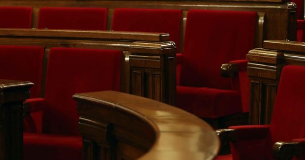 Foto: Vista del escaño ocupado en la pasada legislatura por Carles Puigdemont en el hemiciclo del Parlament. (EFE)