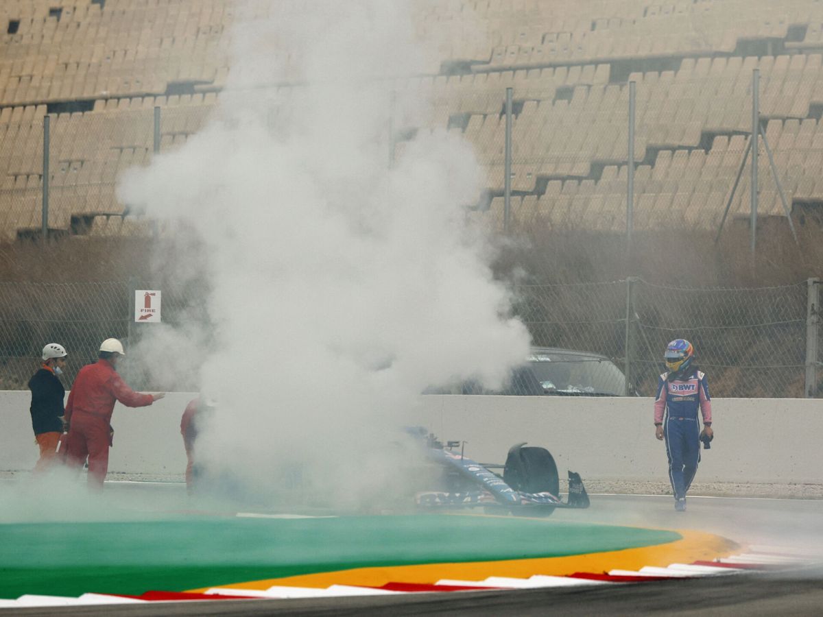 Foto: Alonso, saliendo de su humeante monoplaza. (Reuters/Albert Gea)