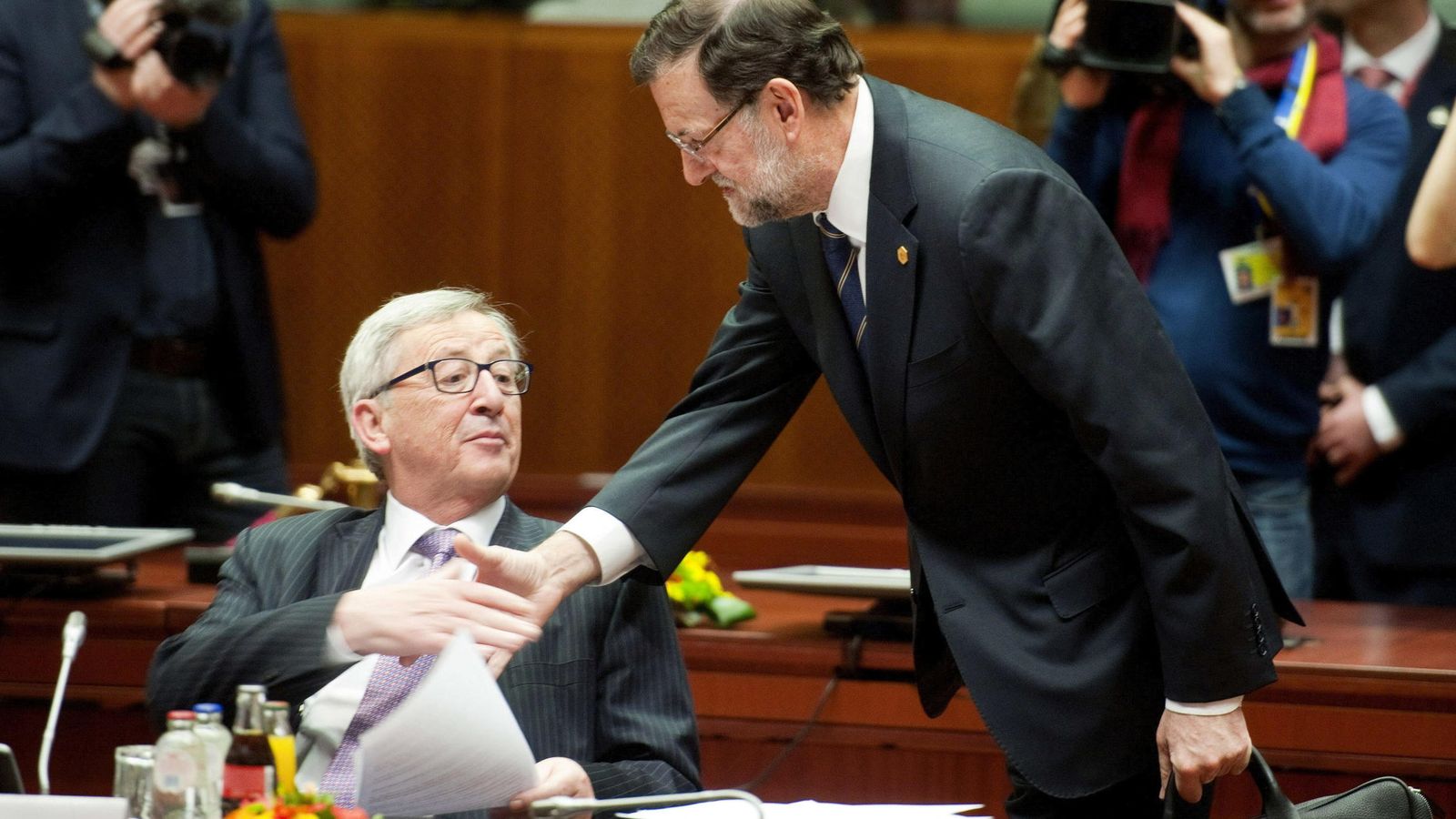 Foto: El presidente del Gobierno, Mariano Rajoy, saluda al presidente de la Comisión Europea, Jean-Claude Juncker, en Bruselas. (Efe)
