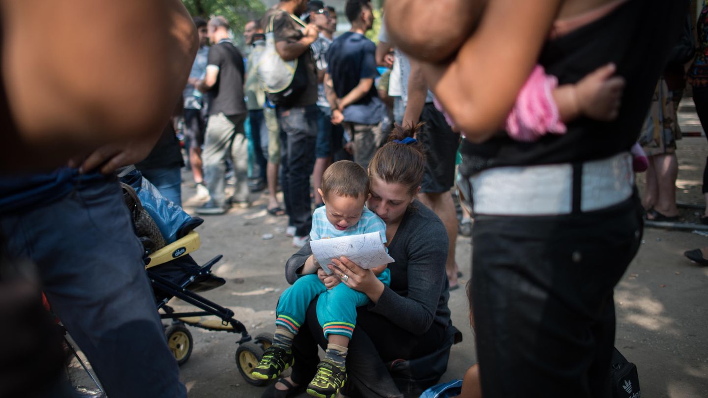 Una mujer que acaba de llegar a Alemania espera para tramitar su solicitud de asilo en Berlín (Reuters).