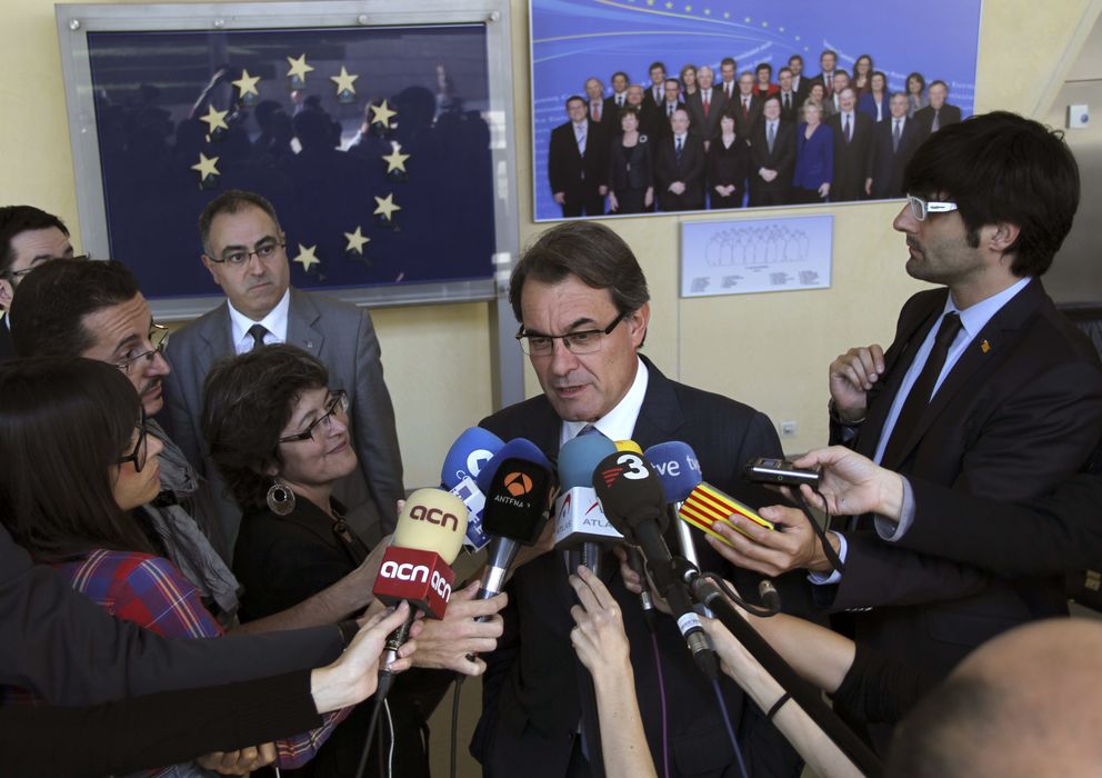 Foto: El presidente de la Generalitat de Cataluña, Artur Mas, atiende a los medios tras la reunión. (EFE)