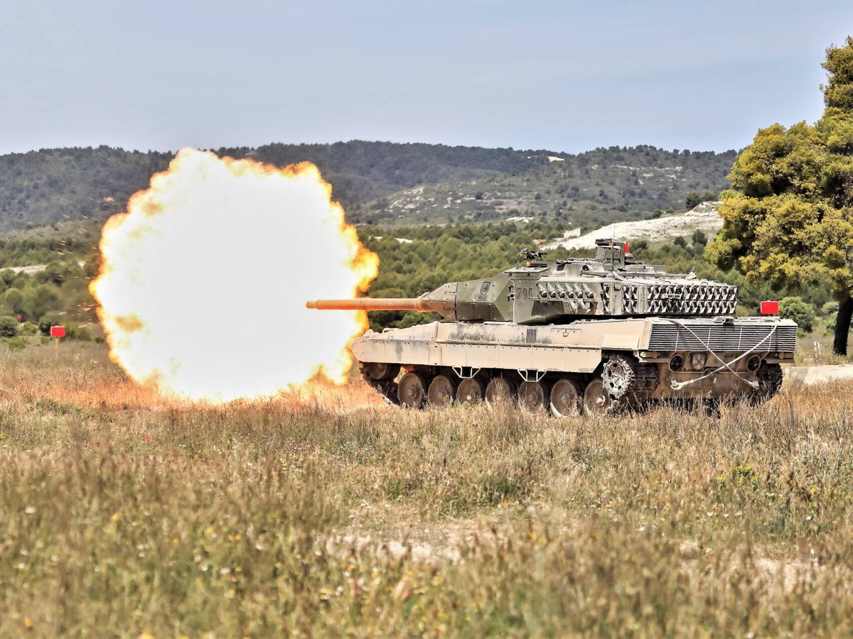 Foto: Leopardo 2E disparando un proyectil multipropósito. (Juanjo Fernández)