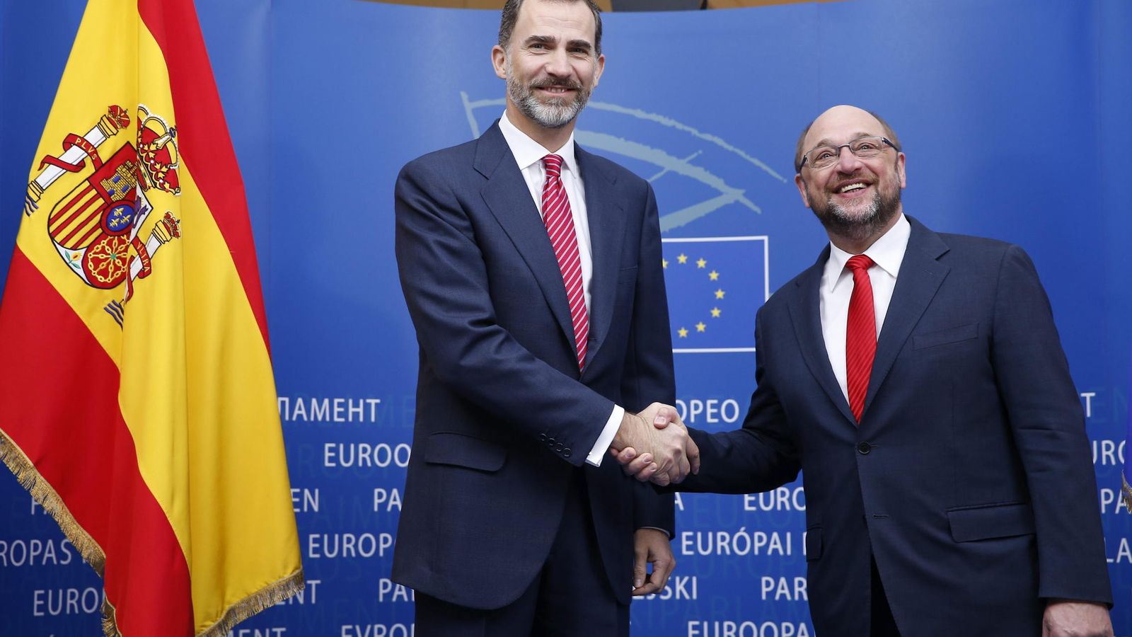 Foto: El presidente del Parlamento Europeo, Martin Schulz (dcha), da la bienvenida al rey Felipe VI antes de mantener una reunión en el Parlamento Europeo en Bruselas. (EFE)