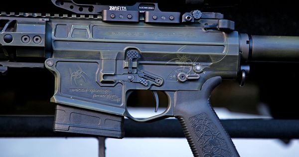 Foto: Las tiendas de armas en Washington no podrán vender rifles de asalto a menores de 21 años (Reuters/Gregg Newton)