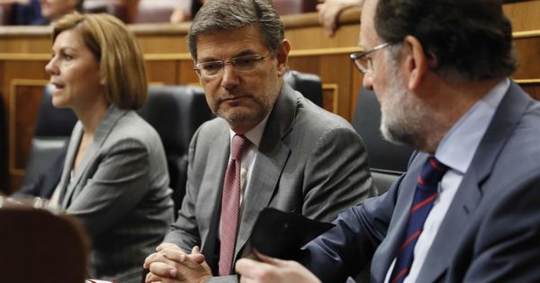 Foto: El ministro de Justicia, Rafael Catalá (i), junto al presidente del Gobierno, Mariano Rajoy. (EFE)