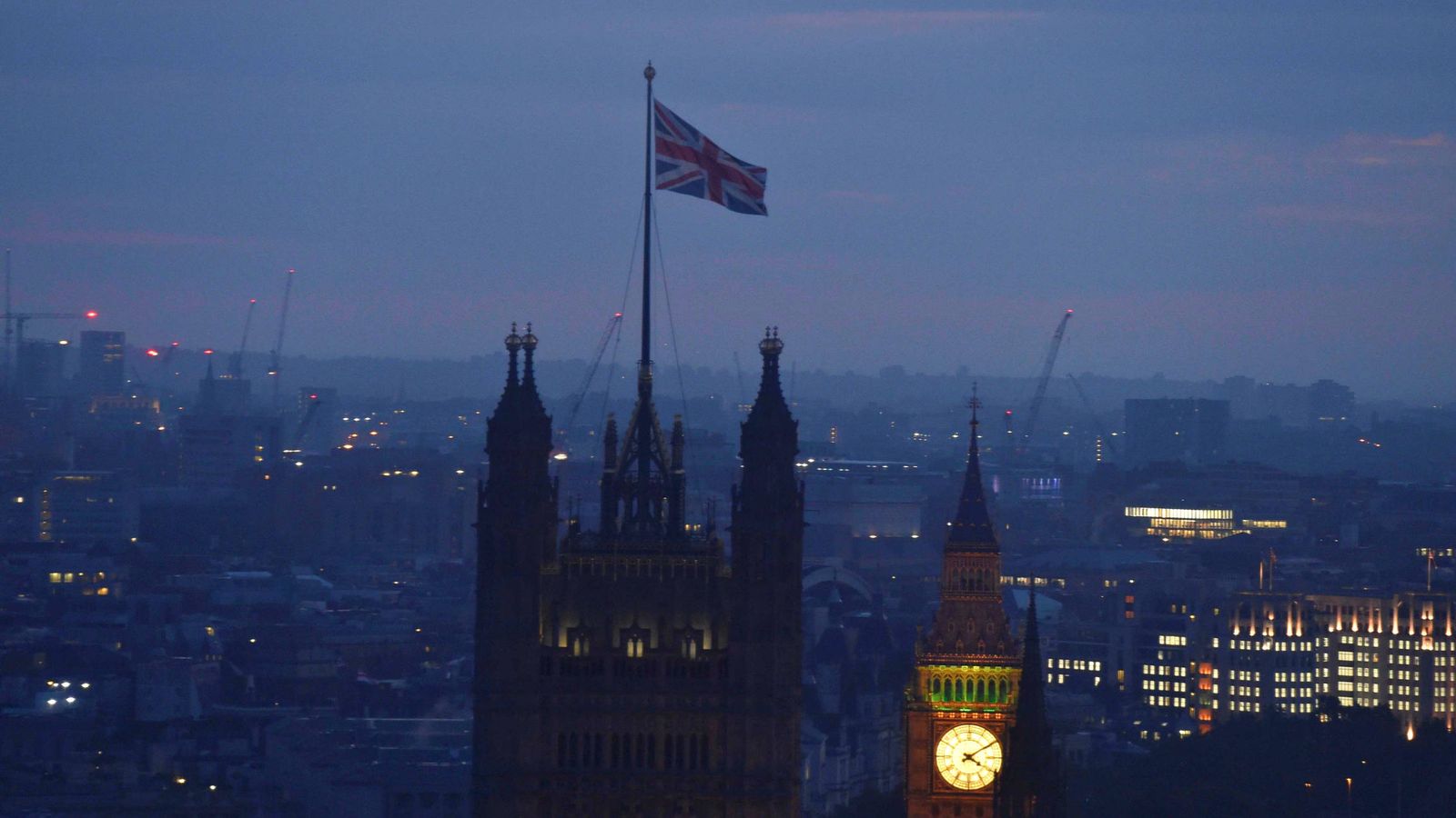 Foto: El amanecer en Londres tras el histórico referéndum sobre la UE (Reuters).