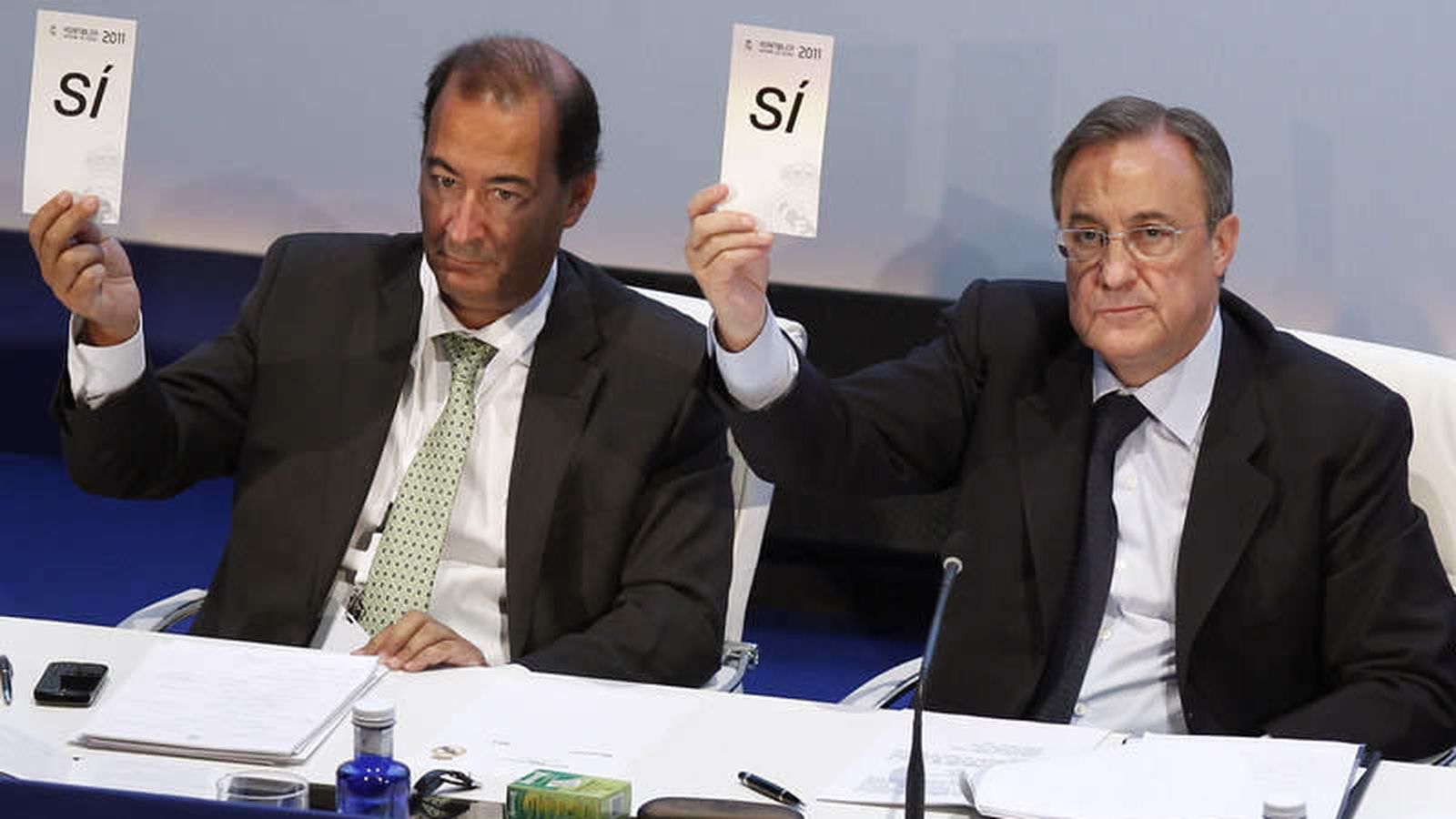 Foto: Fernández de Blas y Florentino Pérez, durante una Asamblea de socios del Real Madrid (EFE)