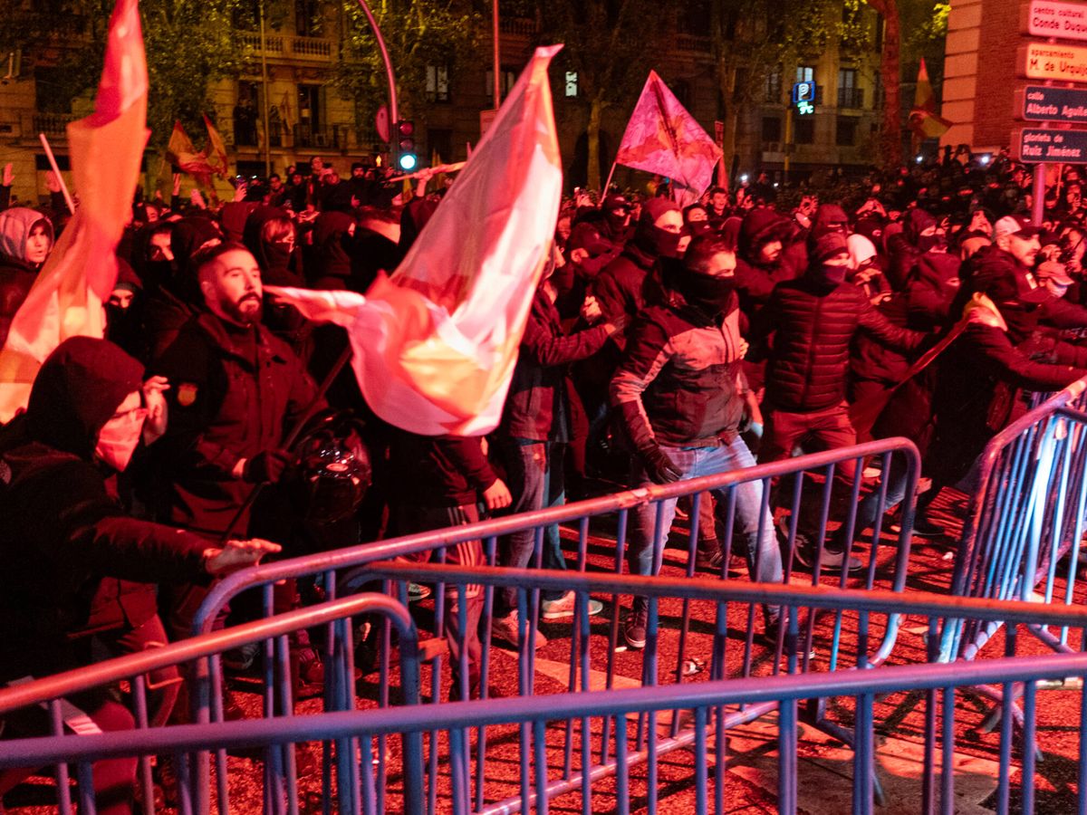 Foto: Manifestación y disturbios frente a la sede del PSOE, el pasado mes de noviembre. (Sergio Beleña)