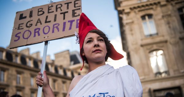 Foto: Una activista feminista, durante una manifestación de #MeToo en París. (Reuters)