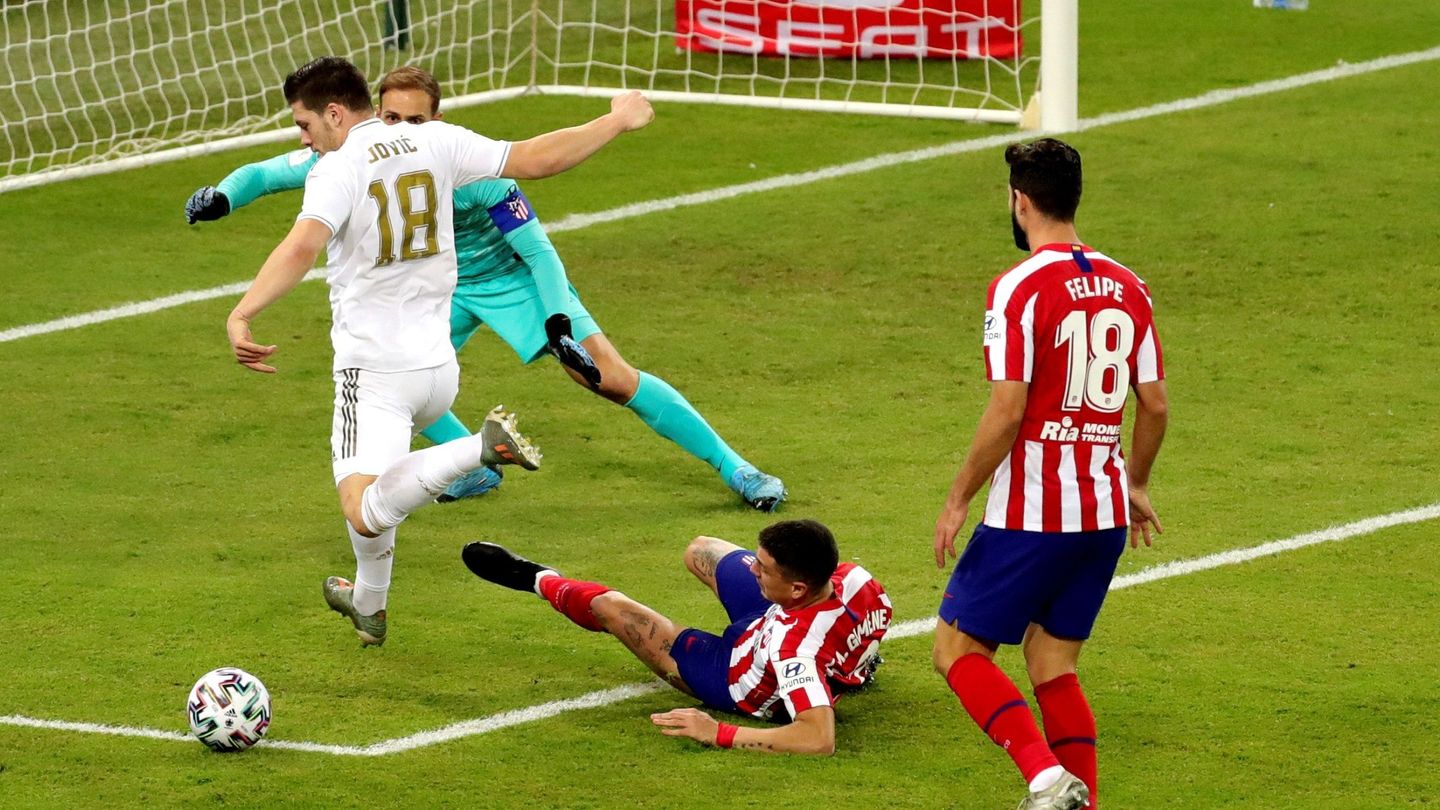Luka Jovic (i), intenta rematar ante la portería del Atlético de Madrid defendida por Jan Oblak (2i), durante la final de la Supercopa de España. (EFE)