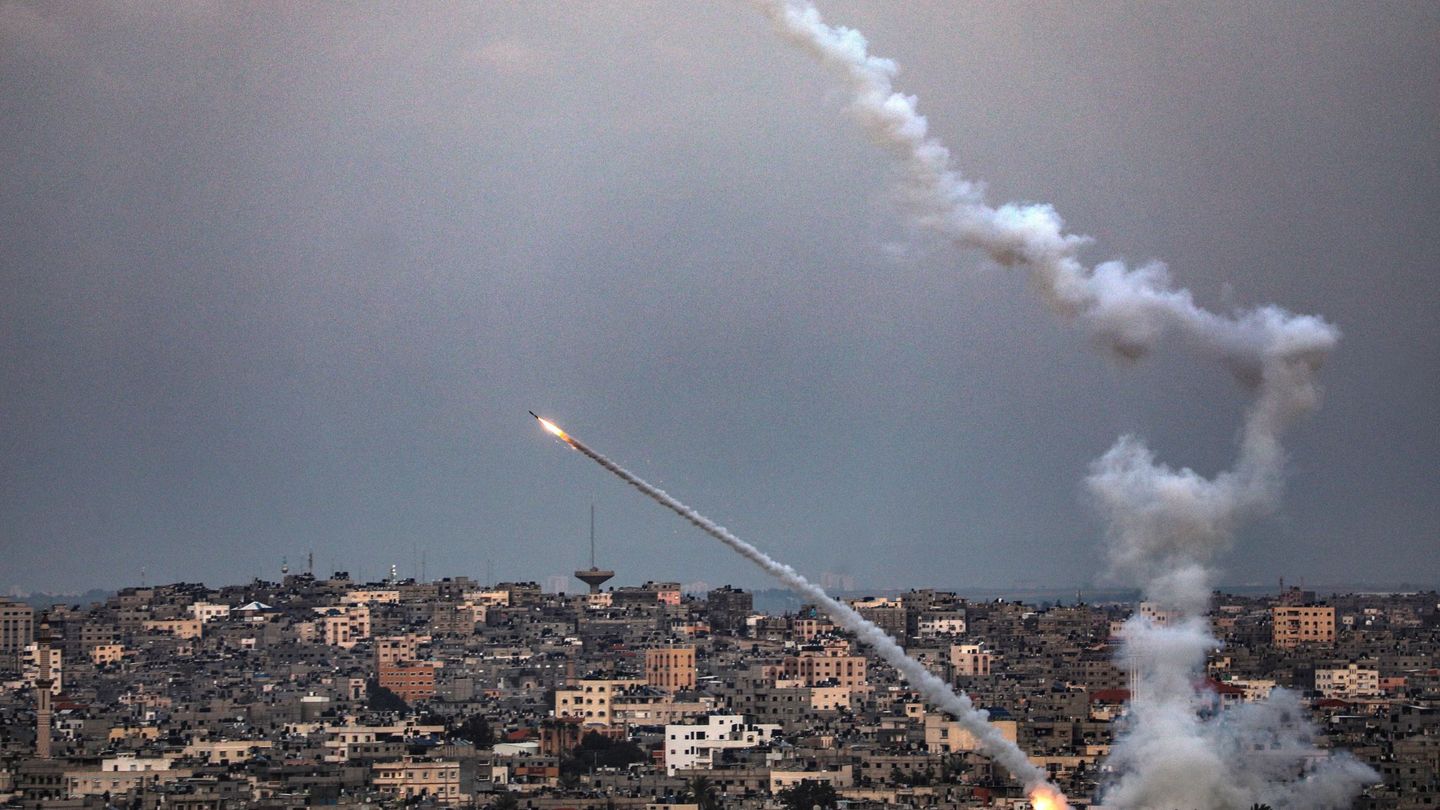 Uno de los cohetes lanzados desde Gaza vuelva rumbo a Israel (EFE / Mohammed Saber)
