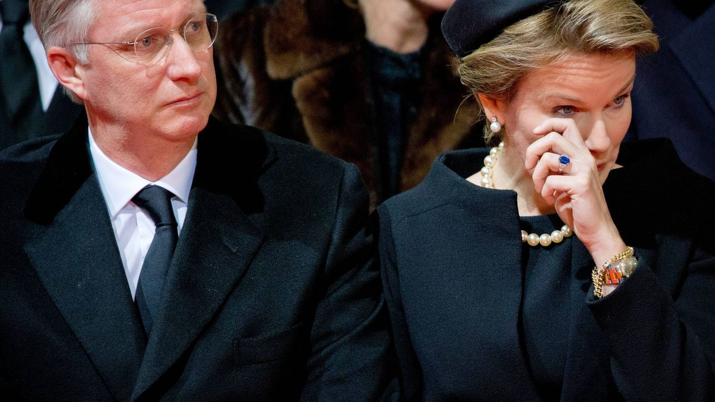 Los reyes belgas, llorando en el funeral de Fabiola. (Getty)