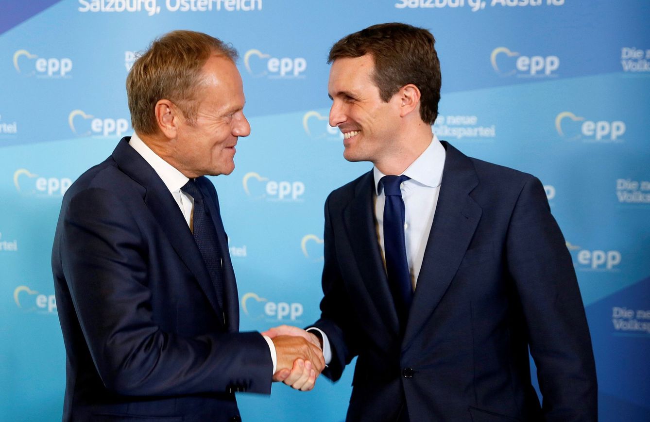 Casado saluda al presidente del Consejo Europeo y ex primer ministro polaco, Donald Tusk, en la cumbre del PPE (EFE)