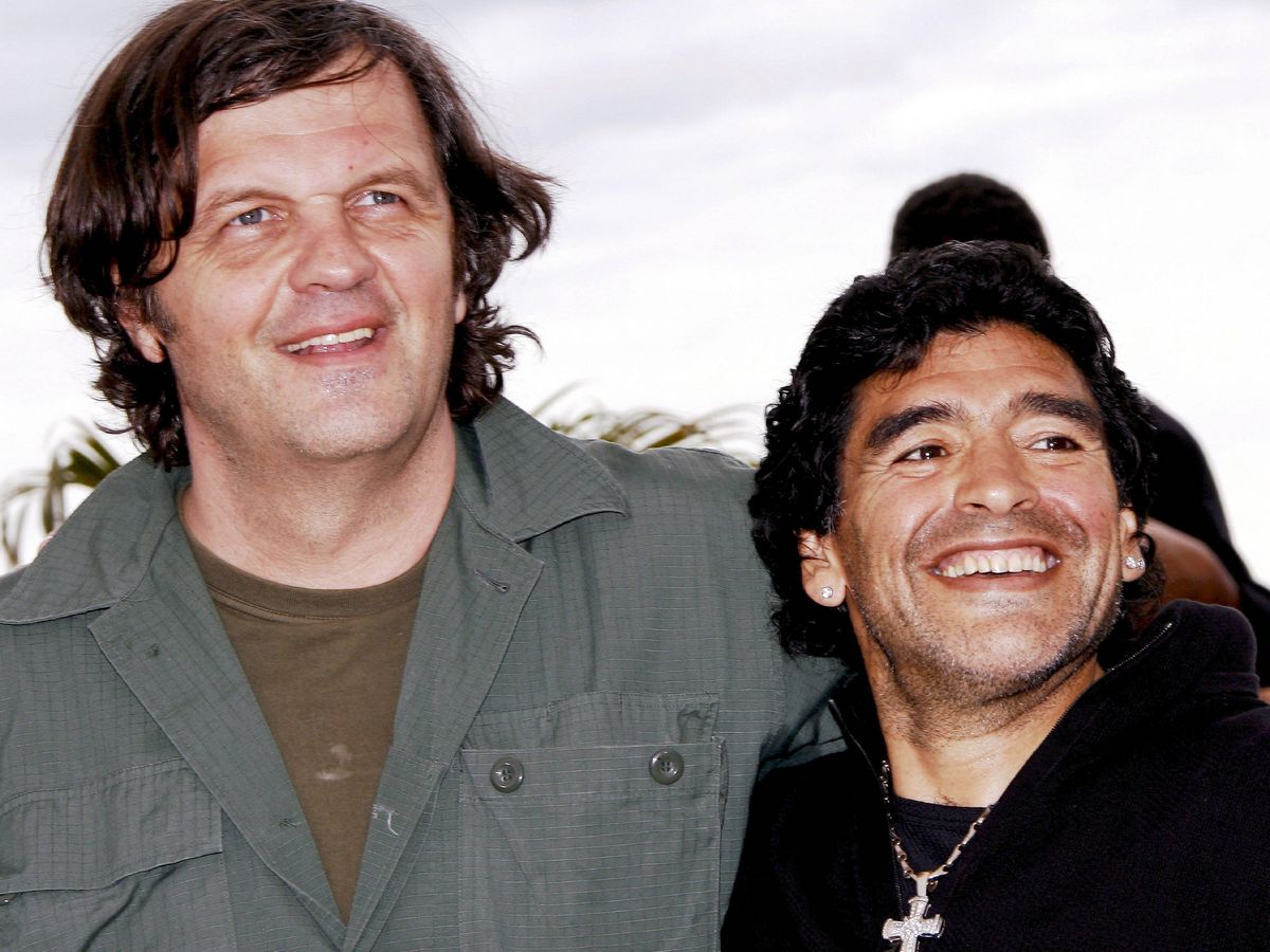 Foto: Maradona y el director serbio Emir Kusturica posan para los medios durante la presentación del documental 'Maradona', en el Festival de Cine de Cannes 2008. (EFE)