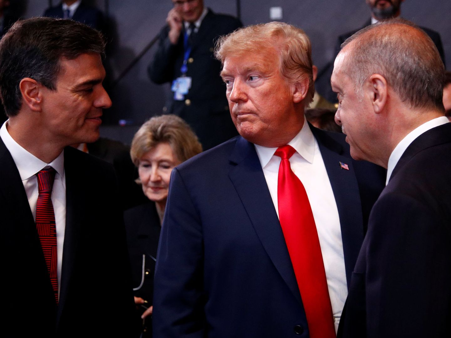 Pedro Sánchez junto a Donald Trump en Bruselas. (Reuters)