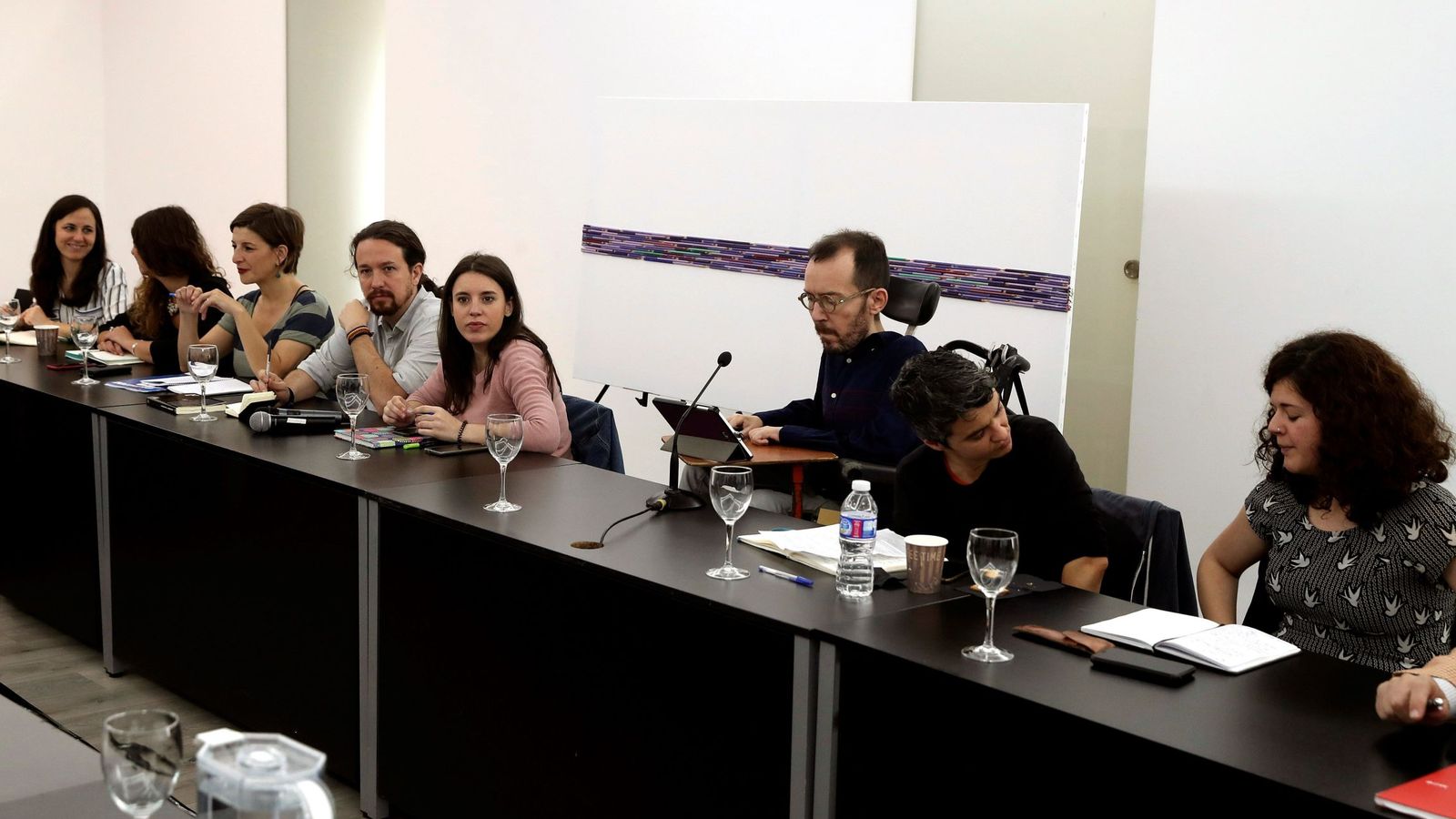 Foto: Reunión del denominado 'Gobierno en la sombra de Podemos' para definir la estrategia del partido y sus confluencias ante la nueva coyuntura política. (EFE)