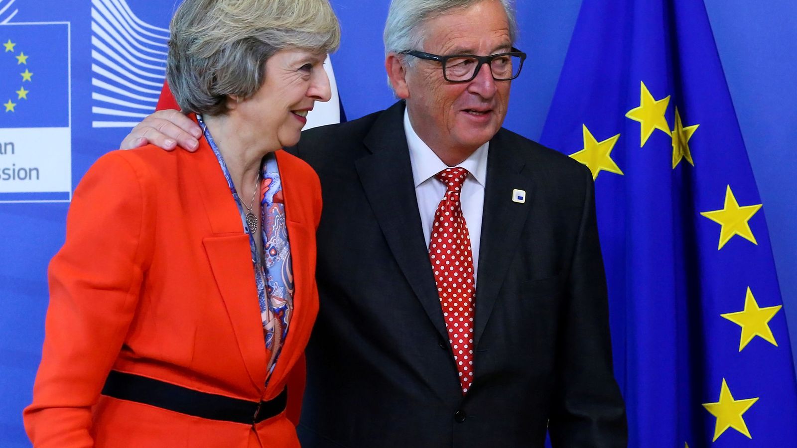Foto: El presidente de la UE, Jean Claude Juncker junto con la primera ministra británica, Theresa May. (Reuters)