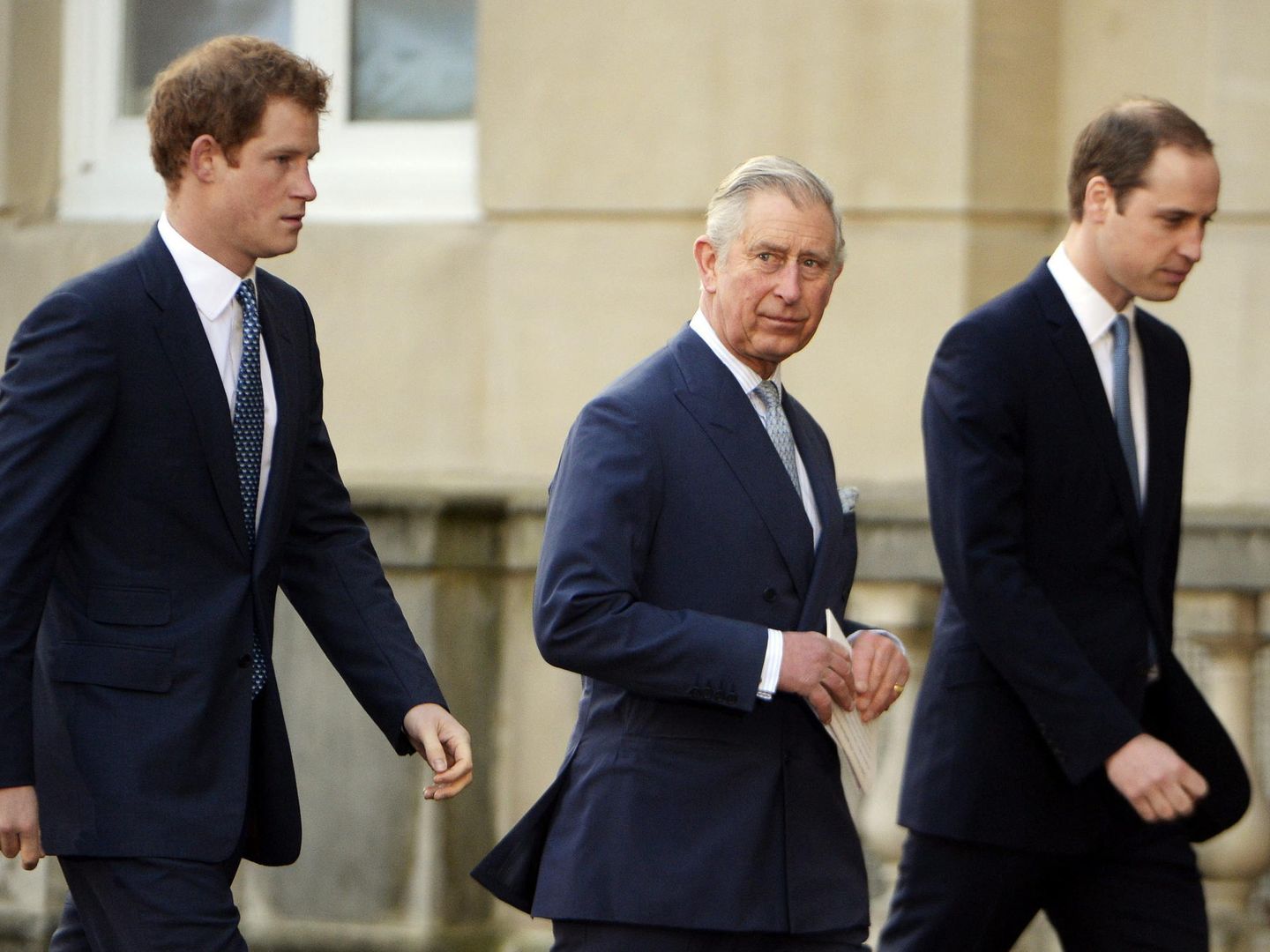 El príncipe Carlos de Inglaterra y sus hijos. (EFE)
