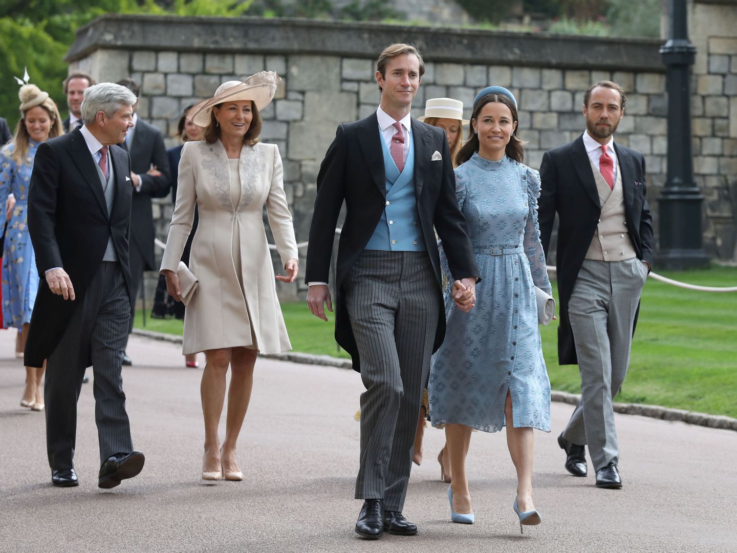 Carole Middleton, llegando a la boda de Lady Gabriella Windsor junto a su familia. (Reuters)