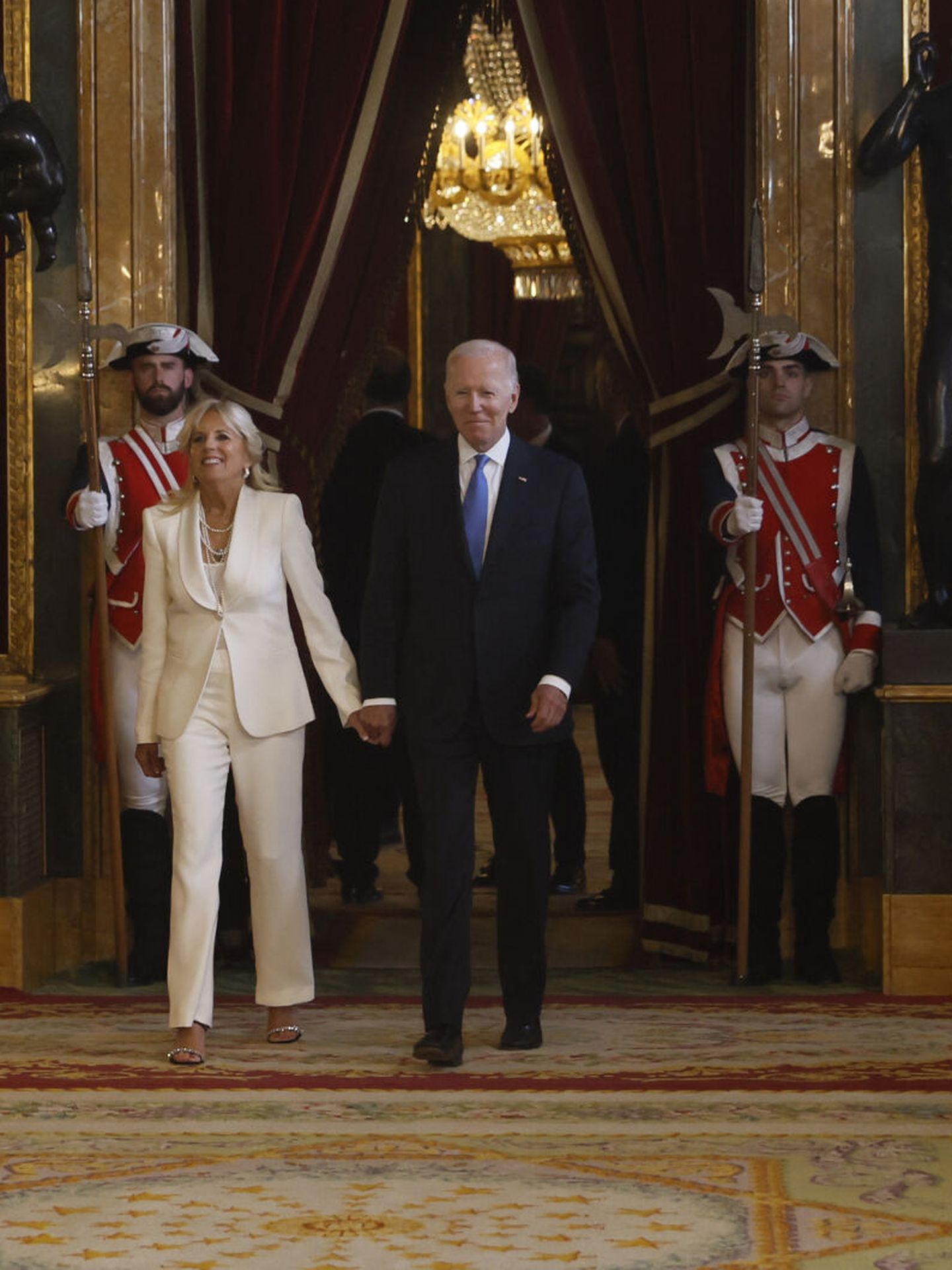 Joe Biden y Jill Biden a su llegada a la cena de gala en el Palacio Real durante la cumbre de la OTAN. (EFE)