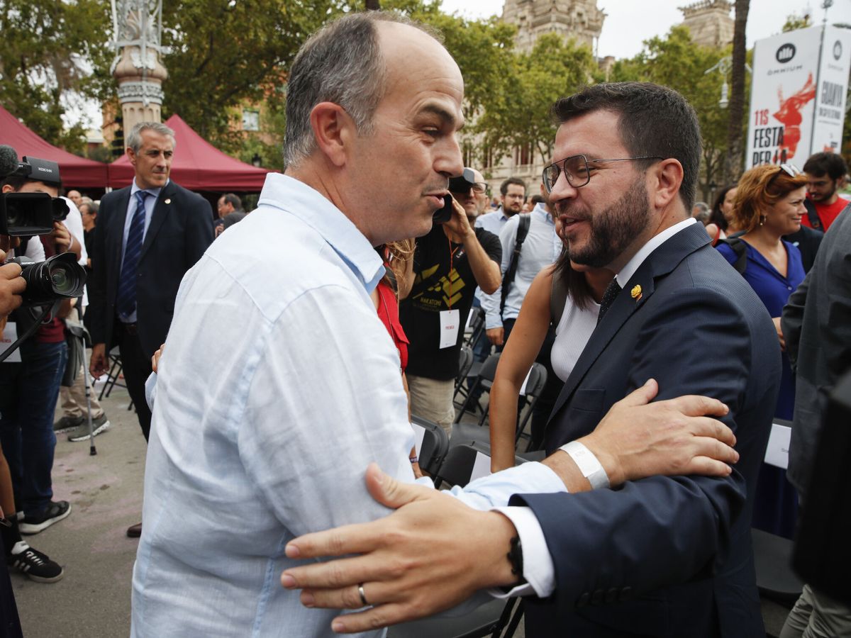 Foto: El presidente de la Generalitat, Pere Aragonès (d), saluda a Jordi Turull. (EFE/Toni Albir)