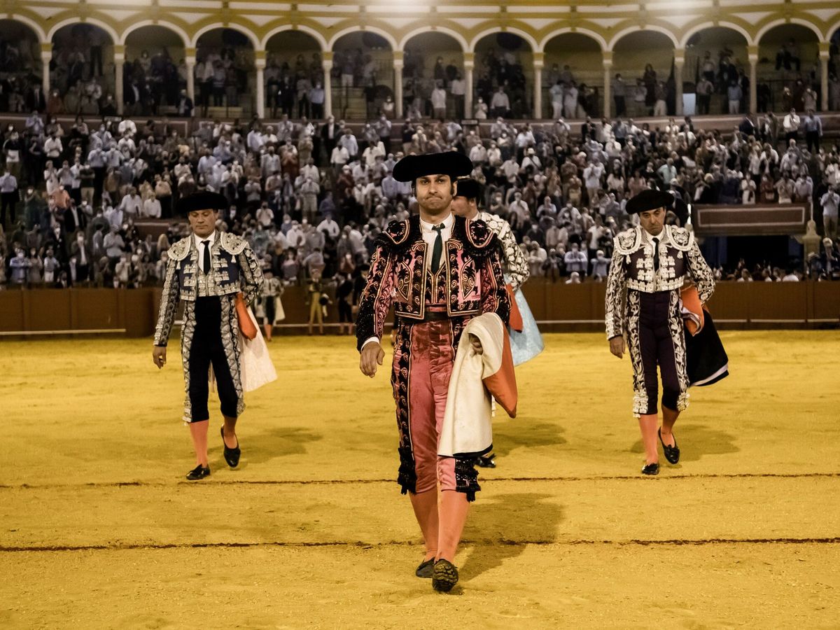 Foto: Morante de La Puebla sale por la puerta principal tras haber cortado dos orejas a su segundo toro en la corrida de la Feria de San Miguel, celebrada el 1 de octubre en la Maestranza de Sevilla. (EFE)