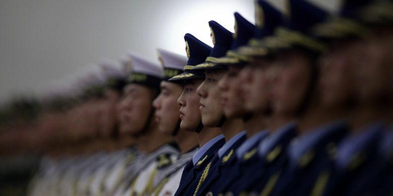 Miembros de una guardia de honor forman para dar la bienvenida a Vladimir Putin en Pekín (Reuters).