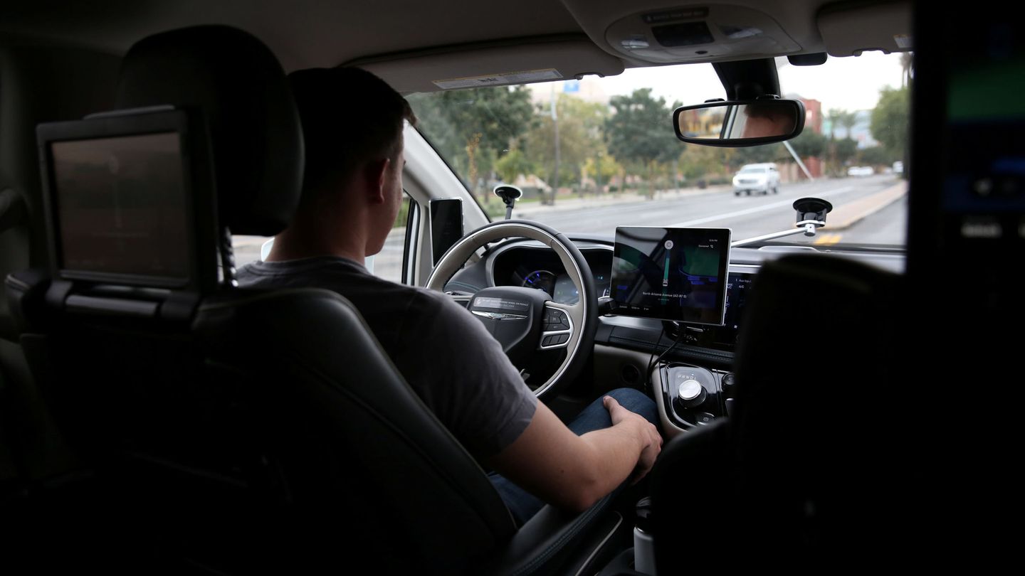 Interior de un coche autónomo de Waymo y con su vigilante particular. (Foto: Reuters)